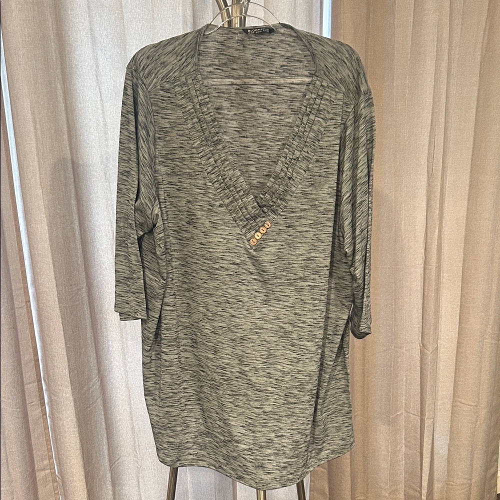 BloomChic Charcoal Heather Top with 3/4 sleeves in perfect condition.‎